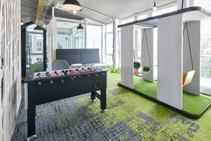 Büro- und Begegnungsbereich in Nürnberg mit Tischkicker