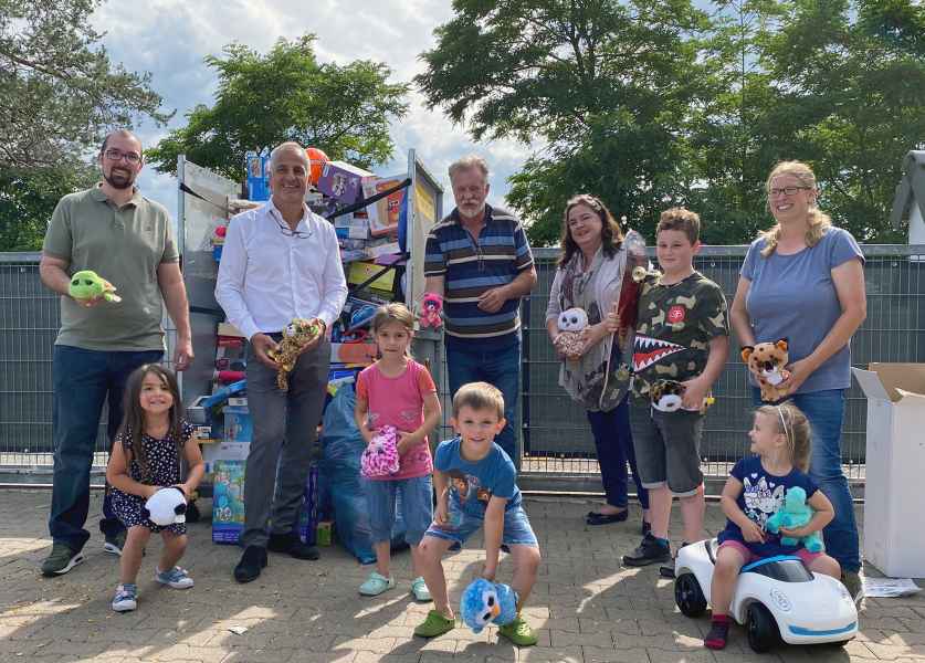 Bild zur Meldung: VEDES Boss liefert Auto voller Spielwaren und der Gewinner spendet den kompletten Gewinn