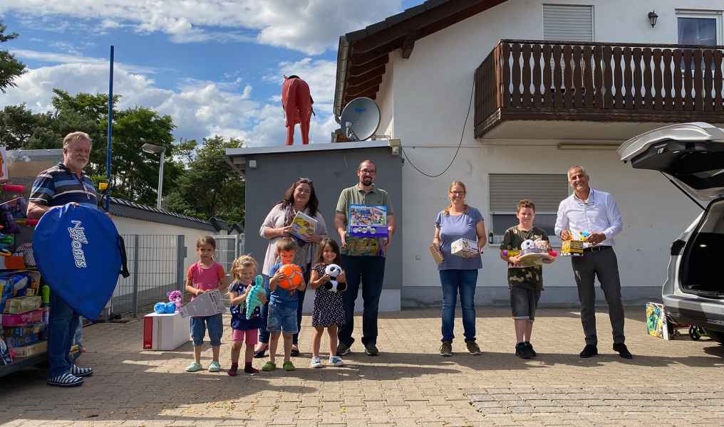 Bild zur Meldung: VEDES Boss liefert Auto voller Spielwaren und der Gewinner spendet den kompletten Gewinn