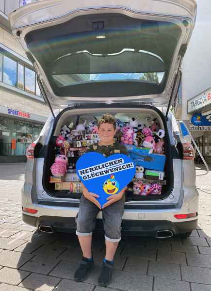 Bild zur Meldung: VEDES Boss liefert Auto voller Spielwaren und der Gewinner spendet den kompletten Gewinn