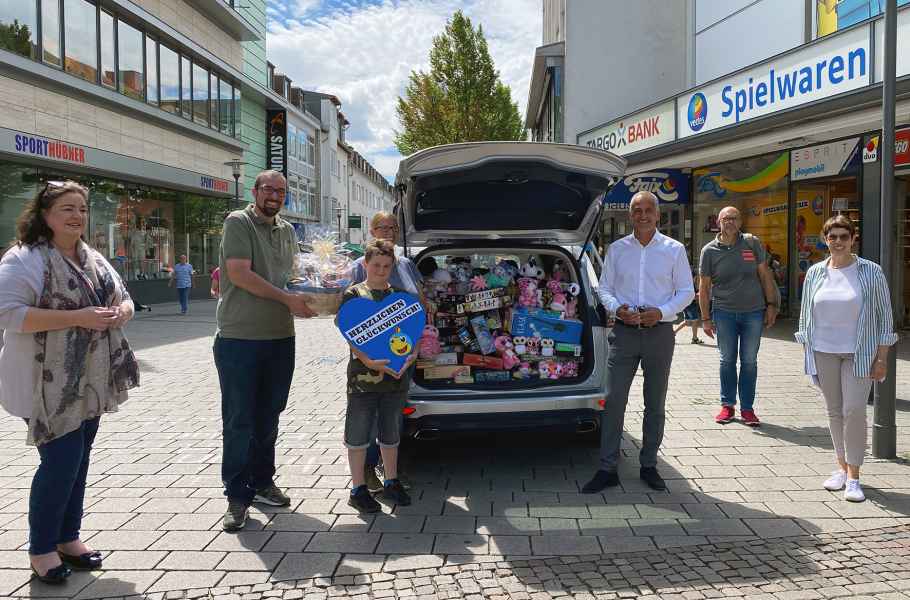 Bild zur Meldung: VEDES Boss liefert Auto voller Spielwaren und der Gewinner spendet den kompletten Gewinn
